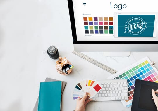 escritorio de diseño gráfico en plena tarea