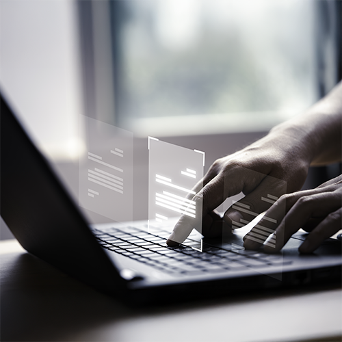 servicios ágiles de gestion digital persona tipeando sobre una computadora