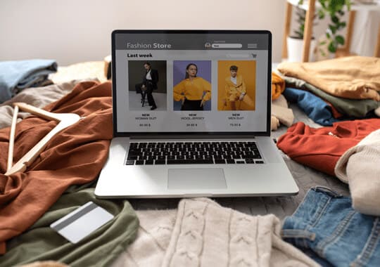 portal de moda en línea desde una notebook